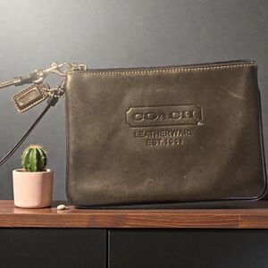 Vintage Coach Leatherware Est. 1941 embossed leather wristlet. -EUC
